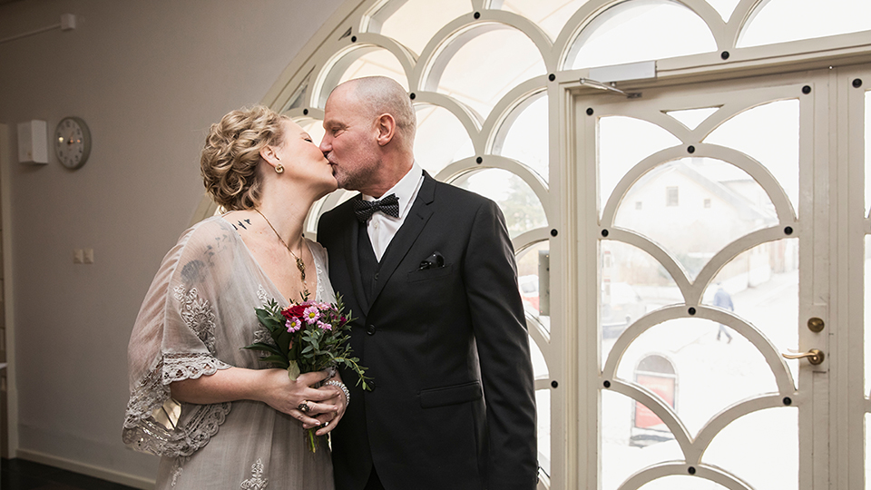 Nygift par som vigts sig i Tingshuset. Paret kysser varandra. Fotograf: Serny