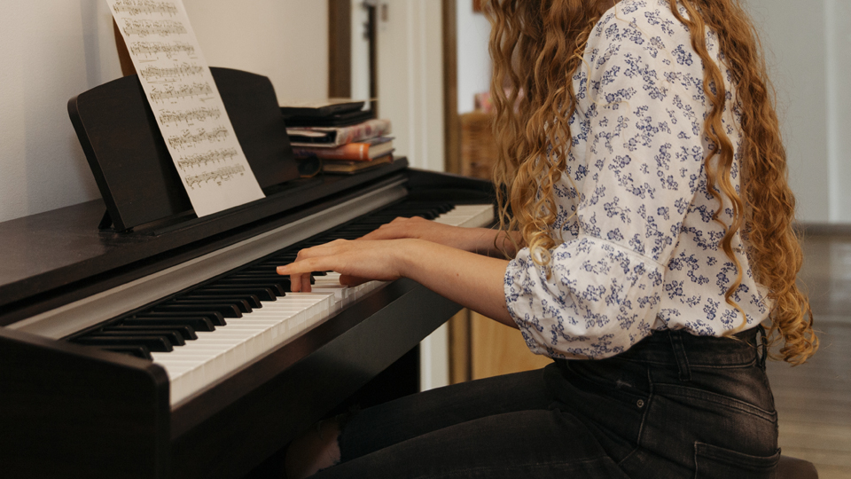 Ungdom som spelar piano. Foto: Scandinav bildbyrå.